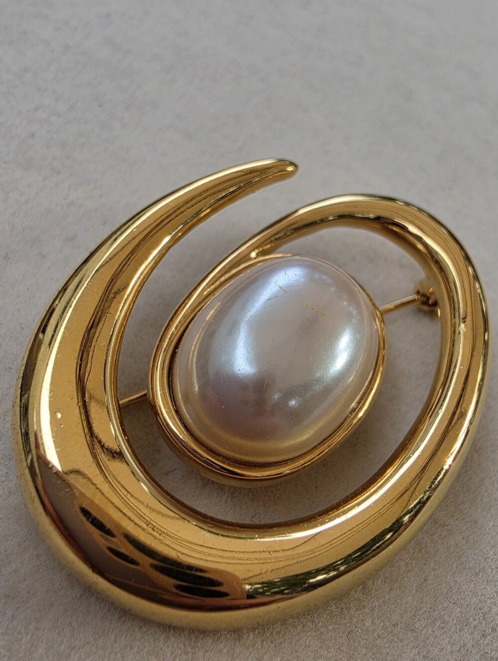 Monet: Gold-Tone Brooch with Faux Pearl Center - Picture 3 of 8